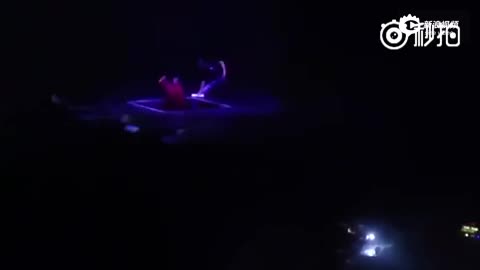 惊险！权志龙演唱会摔下升降台 扶着腰继续表演