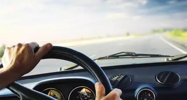 大学没毕业，有人就要买车，是购车门槛太低，还是有钱任性？