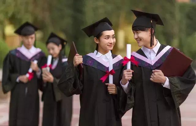 大学没毕业，有人就要买车，是购车门槛太低，还是有钱任性？