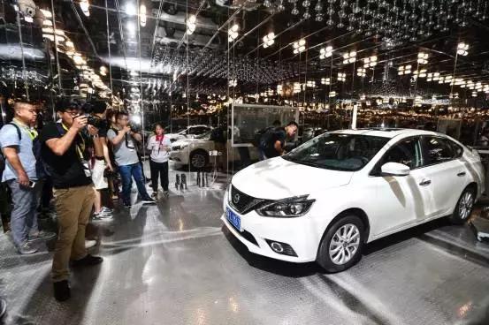 新款奥迪A8亮相 不仅灯玩的更帅了 还能敲背捏脚大保健