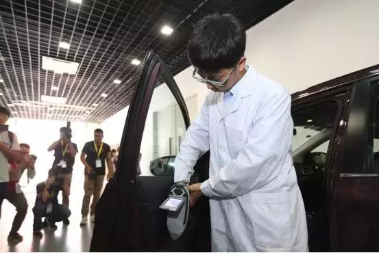 新款奥迪A8亮相 不仅灯玩的更帅了 还能敲背捏脚大保健