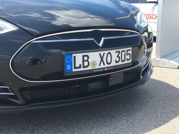 格栅下方安装的激光雷达与雷达传感器