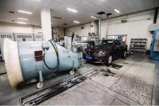 新款奥迪A8亮相 不仅灯玩的更帅了 还能敲背捏脚大保健