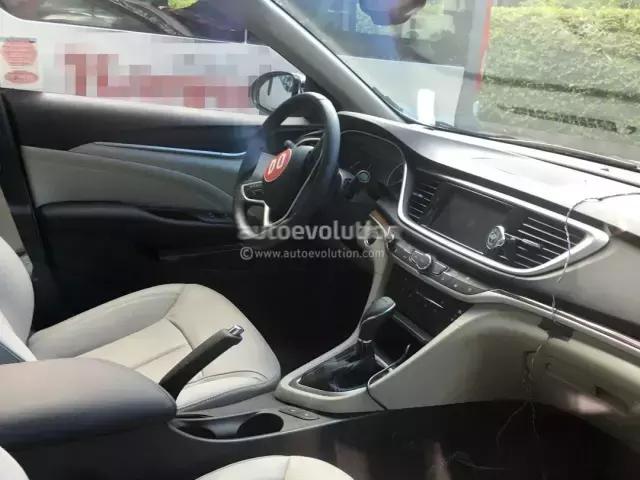 新款奥迪A8亮相 不仅灯玩的更帅了 还能敲背捏脚大保健