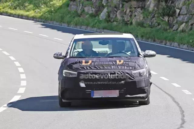 新款奥迪A8亮相 不仅灯玩的更帅了 还能敲背捏脚大保健