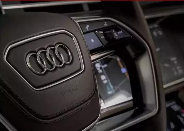 新款奥迪A8亮相 不仅灯玩的更帅了 还能敲背捏脚大保健