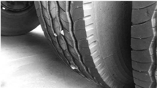 货车狂洒40多公里螺丝钉 高速百余辆车集体遭殃