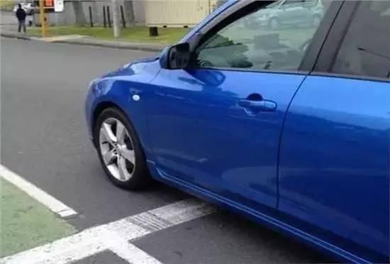 前轮压线不会被拍

但假如现场有交警蜀黍，那可得拼运气了。