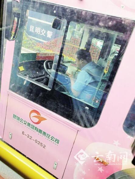 公交司机等红灯时吃饭遭质疑 车队回应