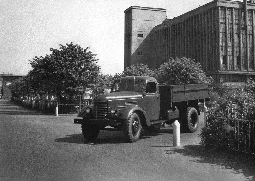 历史上的今天我国首批解放牌汽车试制成功