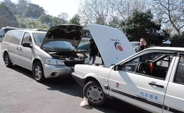 带个这东西，电瓶没电就不用干等着救援了