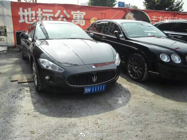 建筑工地停3辆车，一字排开，光车牌就值不少钱，劳斯莱斯最霸气