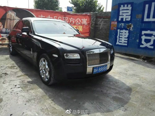 建筑工地停3辆车，一字排开，光车牌就值不少钱，劳斯莱斯最霸气