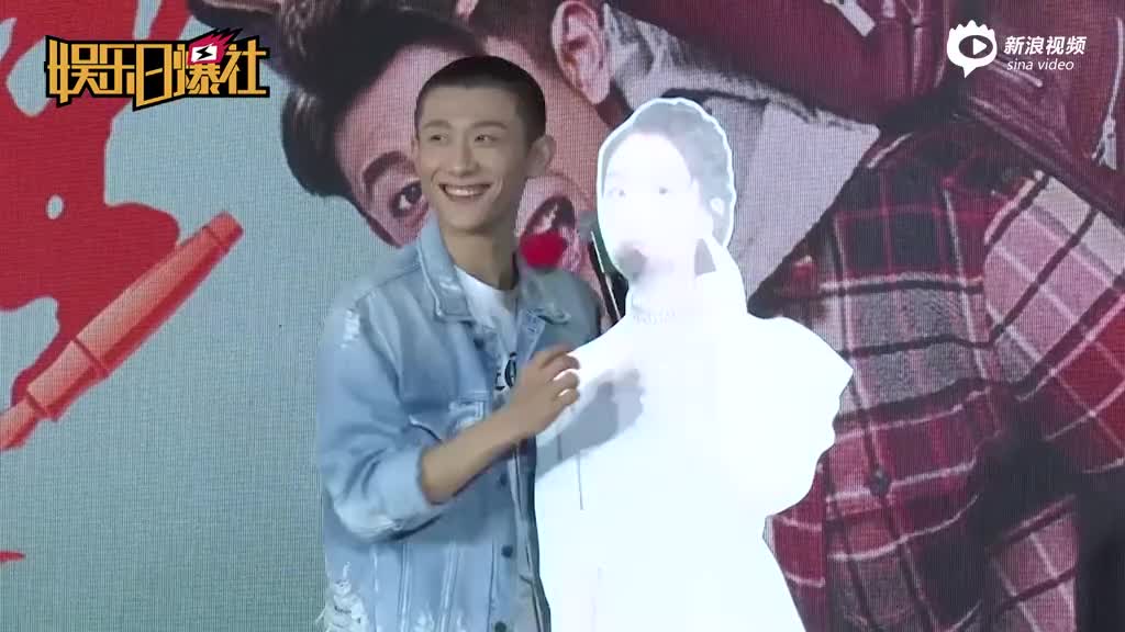 张一山抱着假周冬雨狂亲