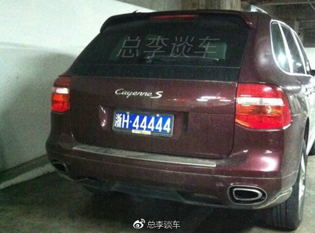 建筑工地停3辆车，一字排开，光车牌就值不少钱，劳斯莱斯最霸气