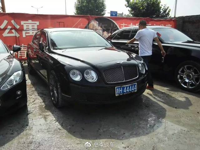 建筑工地停3辆车，一字排开，光车牌就值不少钱，劳斯莱斯最霸气