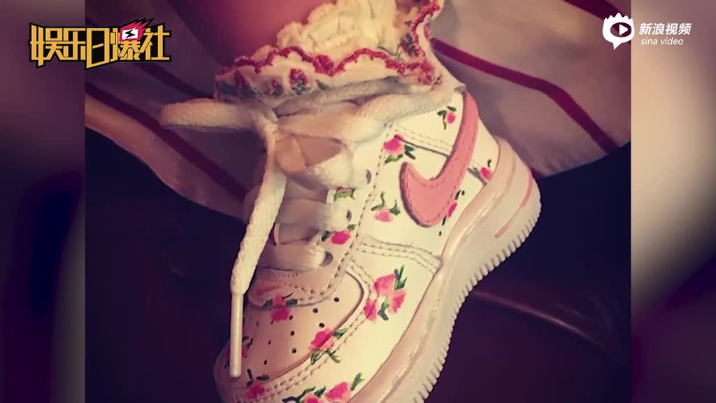新晋奶爸陈冠希首晒女儿粉色小脚