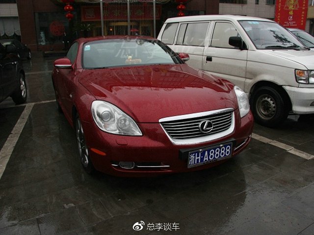 建筑工地停3辆车，一字排开，光车牌就值不少钱，劳斯莱斯最霸气