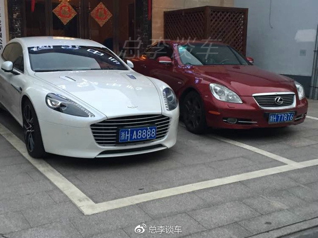 建筑工地停3辆车，一字排开，光车牌就值不少钱，劳斯莱斯最霸气