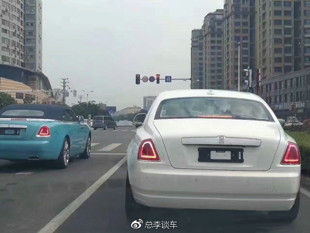 年轻女司机开劳斯莱斯上牌，在车管所迅速被围观，这敞篷车少见