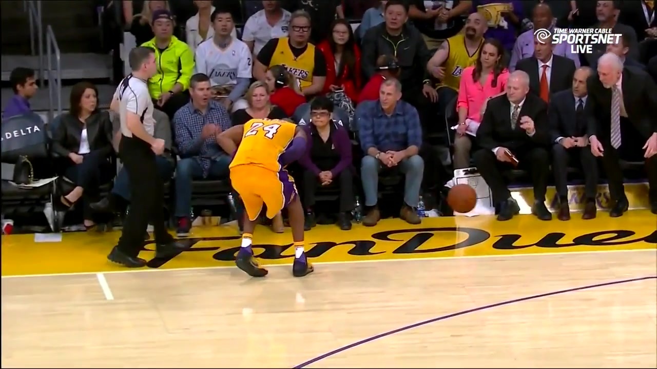 科比手指脱臼现场处理后重回赛场!_手机新浪网