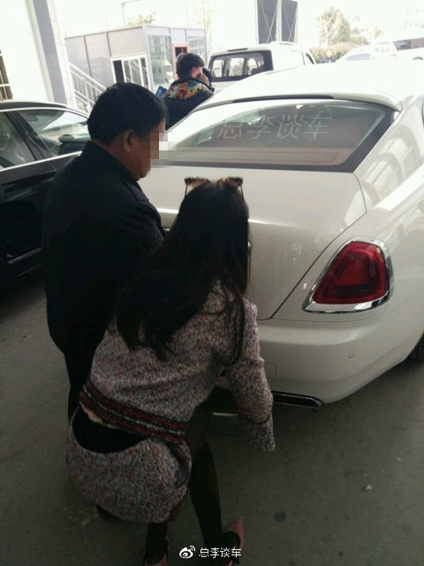 美女开白色劳斯莱斯挂牌，开豪车的平均年龄多大你知道吗？