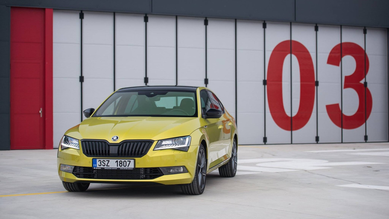 skoda-superb-sportline-with-dragon-skin-paint (3).jpg