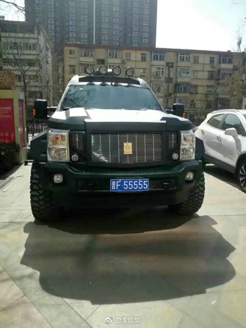 山西唯一的牛牌乔治巴顿，比保时捷卡宴重2吨，后排比幻影还大