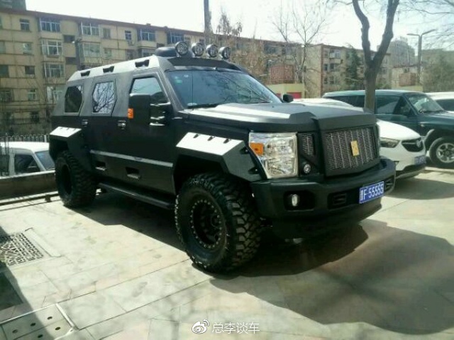 山西唯一的牛牌乔治巴顿，比保时捷卡宴重2吨，后排比幻影还大