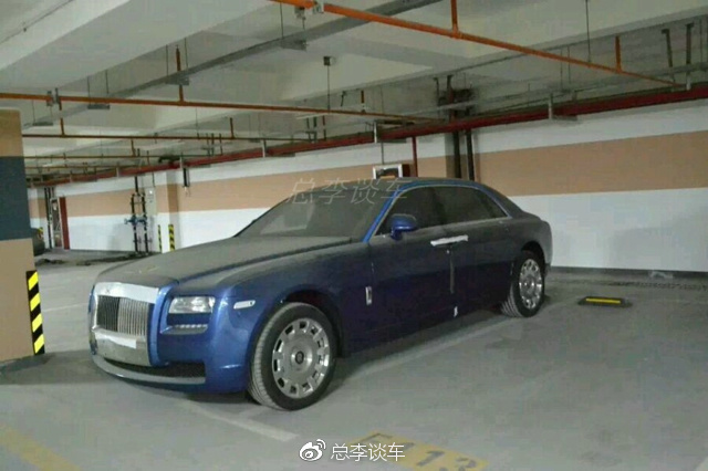 6辆“无牌”劳斯莱斯停地下车库很久，车上全是灰，保护膜还在呢