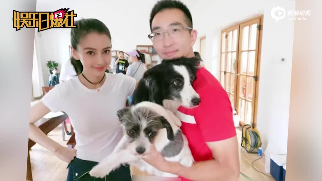 Baby托腮微笑心情好