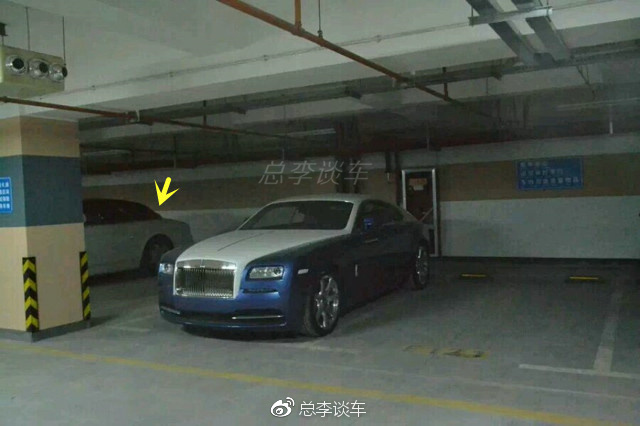 6辆“无牌”劳斯莱斯停地下车库很久，车上全是灰，保护膜还在呢