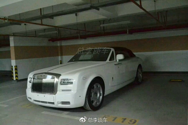 6辆“无牌”劳斯莱斯停地下车库很久，车上全是灰，保护膜还在呢