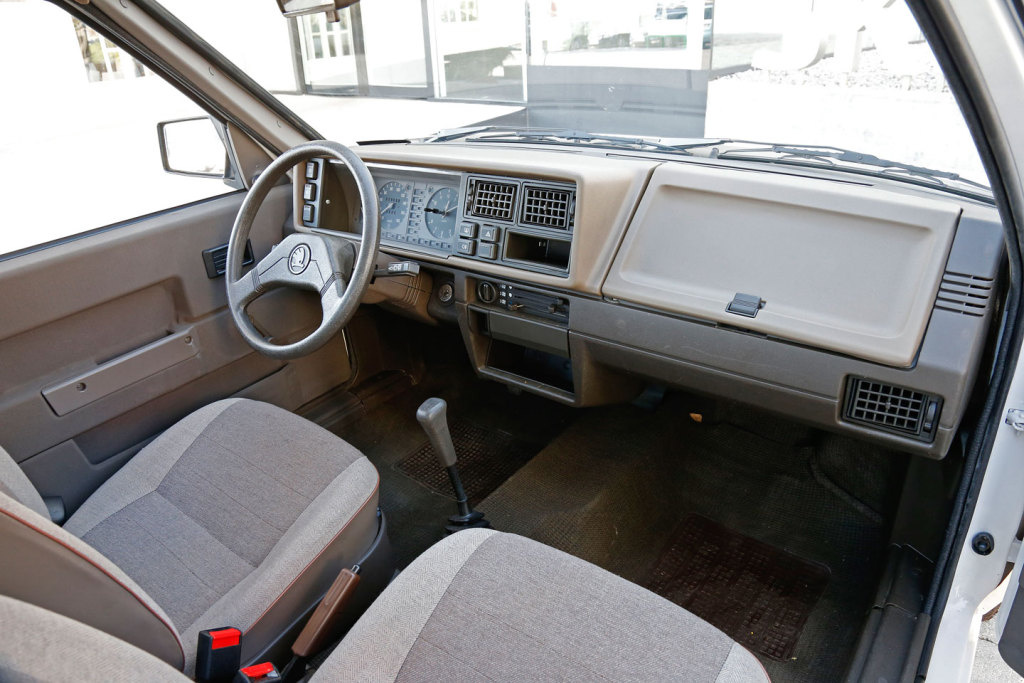 和同时期其它东欧轿车一样，无空调和音响