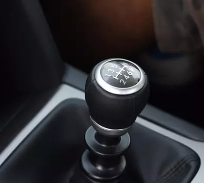 高速行驶刹车失灵 该不该拉手刹 90%的车主都不知道