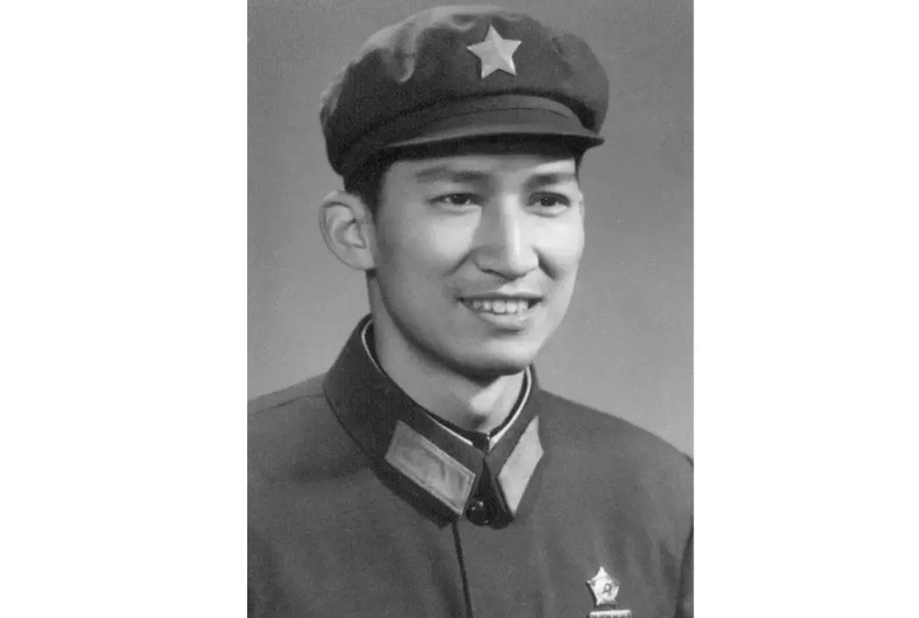 1977他转到了北京电影制片厂当门卫,这是李春平人生的第一个转折点.