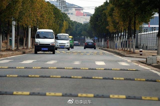 五菱面包车过减速带，机油流了一地，奥迪直接卡在路中央不能动弹