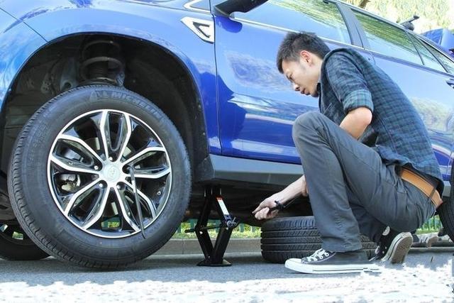 教你成为换汽车备胎高手