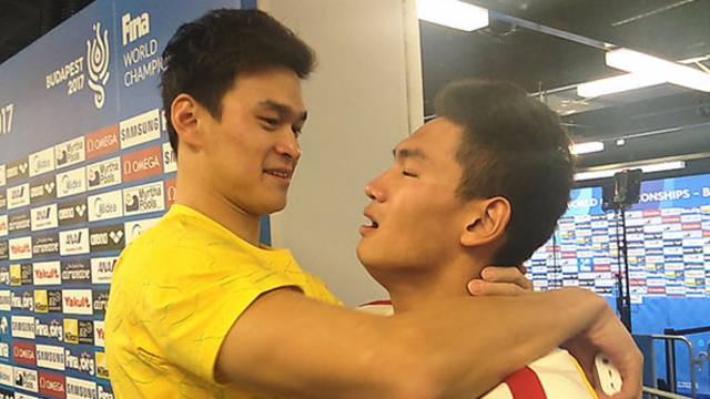 相拥痛哭:杨哥,以后我和你一起"扛把子"_手机新浪网