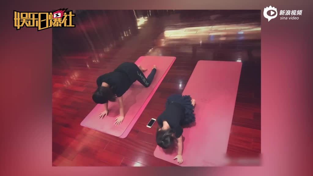 多多和妹妹练瑜伽有模有样