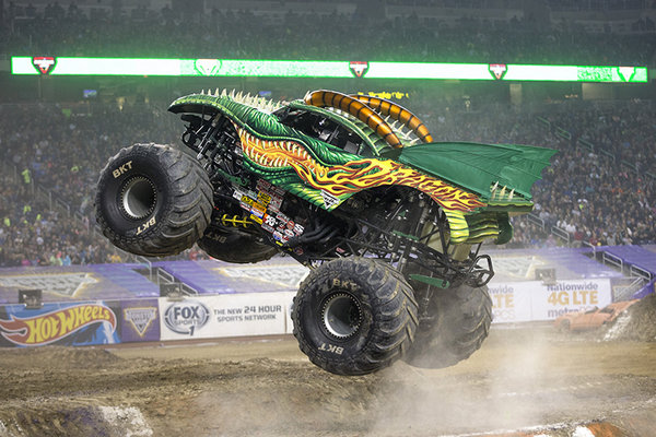 “疯狂大脚怪”直播试驾引爆网友期待 任贤齐亮相-图1