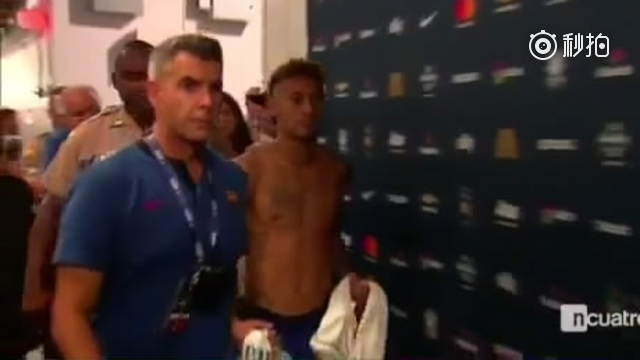 内马尔与拉莫斯交换球衣