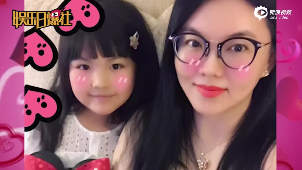 李湘与女儿甜笑自拍表情一样