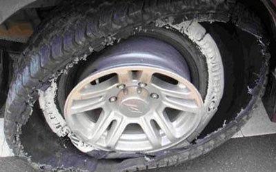 行驶时爆胎 学会这些措施离安全更近一步