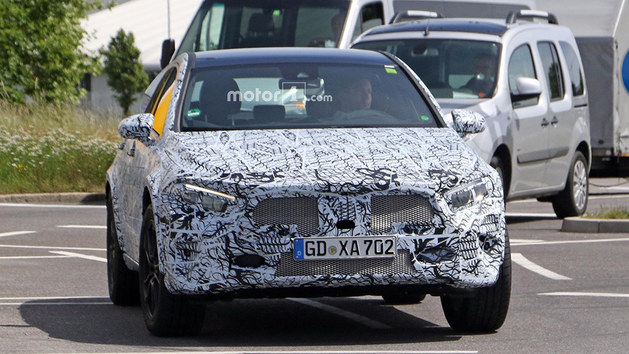 奔驰全新GLA路试谍照曝光 或2019年亮相