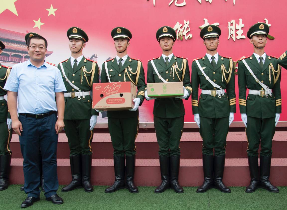 建军献礼国旗班 伊利树军民共建典范