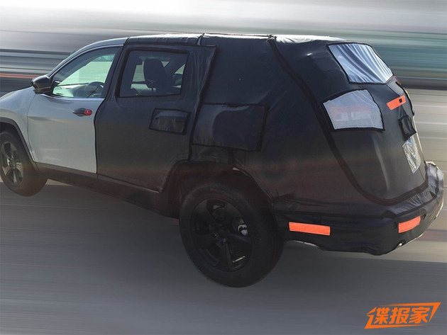 Jeep自由光混动版谍照曝光 插电式混动