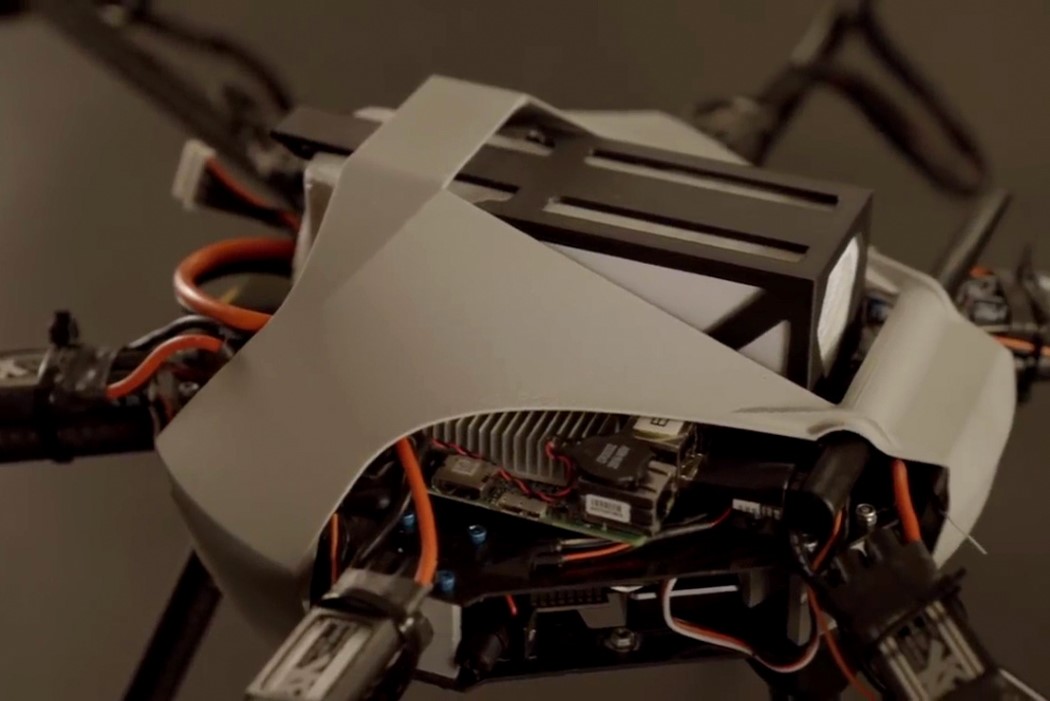 垂直起降还能翻滚 这台无人机可比战狼2里的酷多了