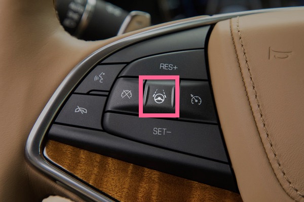 方向盘上有控制Super Cruise系统开启的按钮