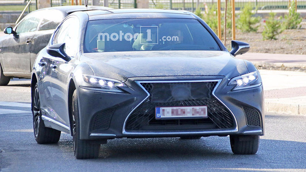 雷克萨斯全新LS 高性能版测试谍照曝光